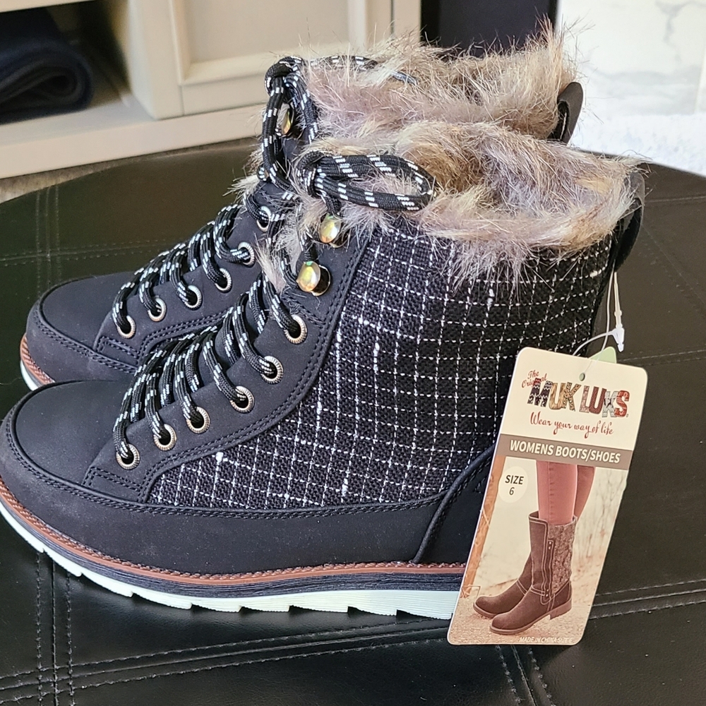 Muk Luk women's Lace up winter boots size 10